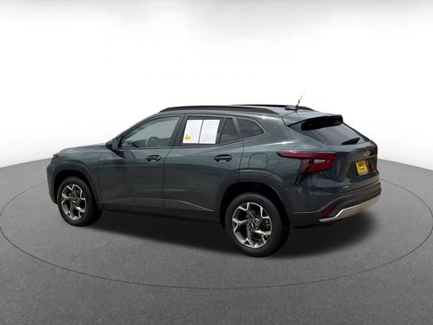 Used 2025 Chevrolet Trax LT FWD image 10