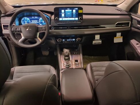 New 2025 Mitsubishi Outlander SE image 16