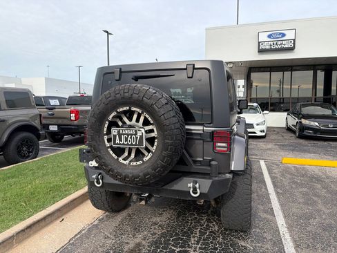 Used 2017 Jeep Wrangler Unlimited Sahara w/ Max Tow Package AWD/4WD image 5