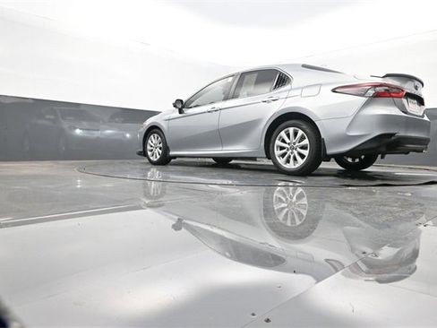 Used 2021 Toyota Camry LE image 27