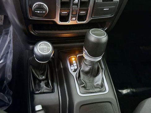 Used 2022 Jeep Gladiator Sport image 10