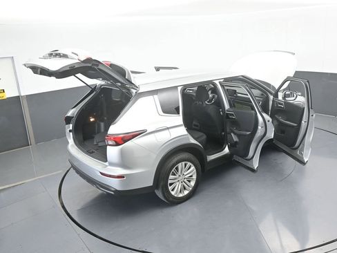 Used 2024 Mitsubishi Outlander ES image 32