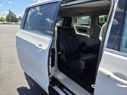 Used 2023 Chrysler Pacifica Touring-L FWD image 45