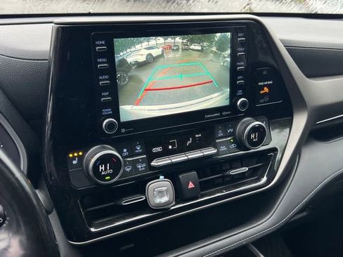 Used 2021 Toyota Highlander XLE AWD/4WD image 25