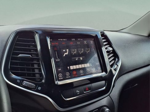 Used 2019 Jeep Cherokee Limited FWD image 10