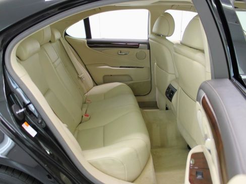 Used 2017 Lexus LS 460 w/ Comfort Package RWD image 43