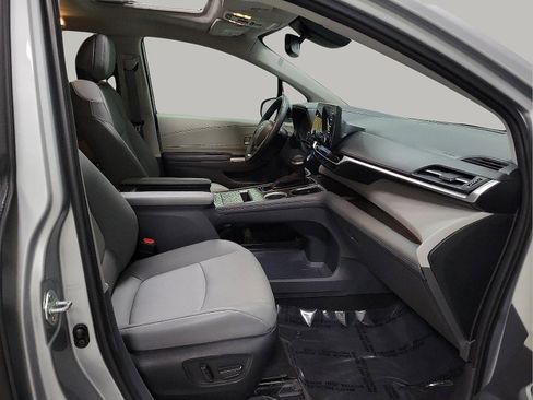 Certified 2022 Toyota Sienna XLE image 13