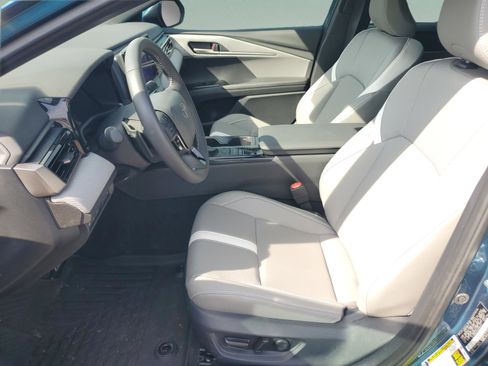 Used 2025 Toyota Camry SE image 11