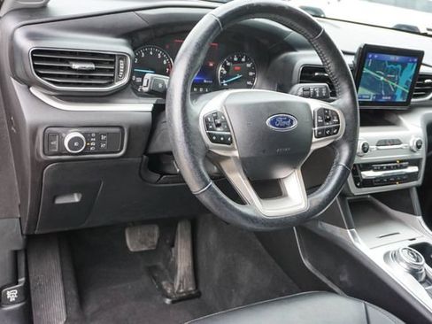 Used 2022 Ford Explorer XLT w/ Equipment Group 202A AWD/4WD image 11