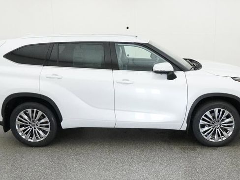 New 2026 Toyota Highlander Platinum AWD/4WD image 11