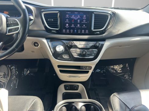 Used 2020 Chrysler Pacifica Touring-L FWD image 19