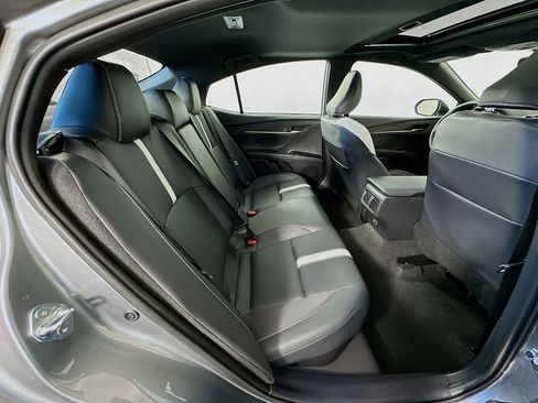 Used 2025 Toyota Camry SE image 28