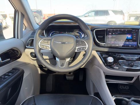 Used 2023 Chrysler Pacifica Limited image 15