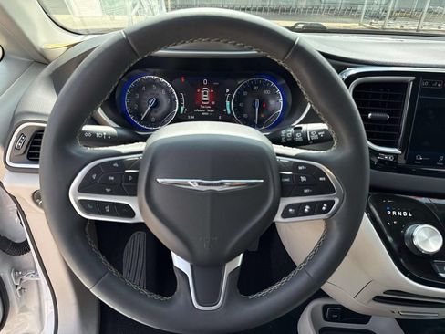 Used 2024 Chrysler Pacifica Touring-L FWD image 20