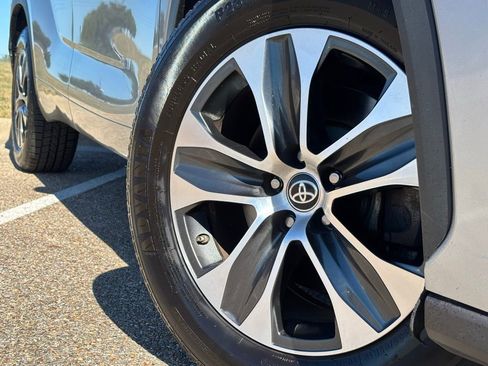 Used 2023 Toyota Highlander XLE image 2