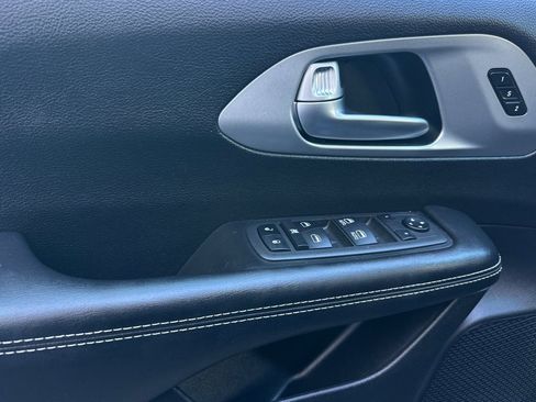 Used 2022 Chrysler Pacifica Touring-L w/ S Appearance Package image 10