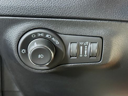 Used 2021 Jeep Compass Latitude w/ Driver Assistance Group FWD image 17