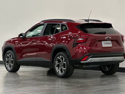 Used 2025 Chevrolet Trax LT w/ LT Convenience Package FWD image 6
