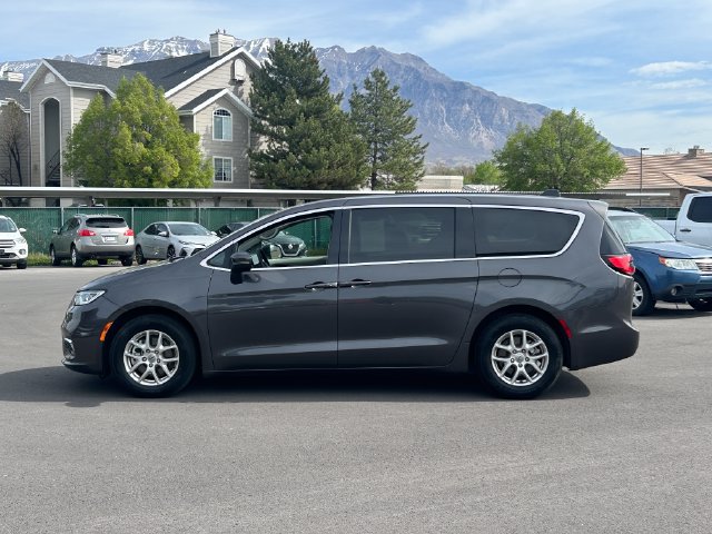 Used 2023 Chrysler Pacifica Touring-L FWD image 7