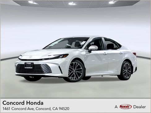 Used 2025 Toyota Camry XLE image 1