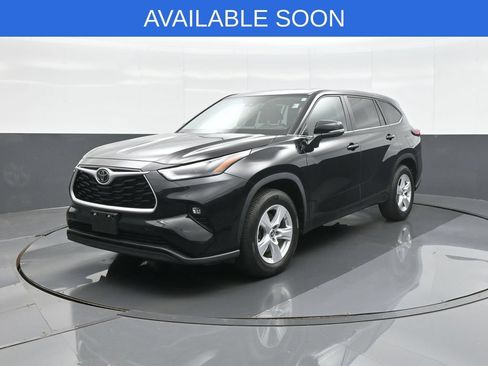 Used 2023 Toyota Highlander LE FWD image 3