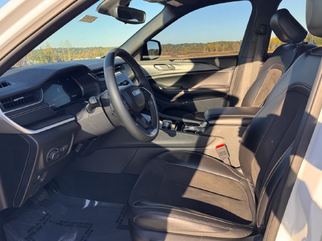 Used 2023 Jeep Grand Cherokee L Laredo AWD/4WD image 33