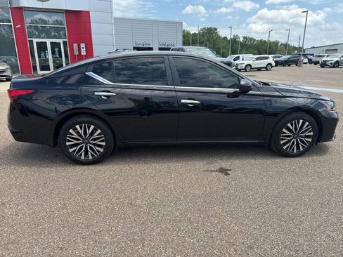 Used 2025 Nissan Altima 2.5 SV FWD image 8