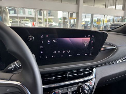 Used 2025 Buick Envista Sport Touring image 21