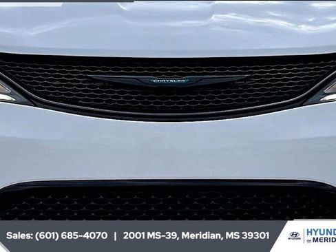 Used 2020 Chrysler Pacifica Touring-L w/ S Appearance Package image 21