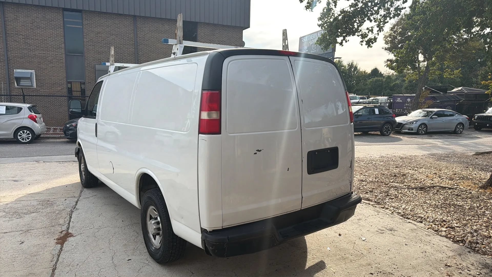 Used 2010 Chevrolet Express 2500 RWD image 3