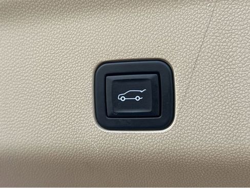 Used 2022 Cadillac Escalade Premium Luxury w/ Performance Package image 9