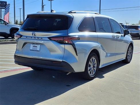 Used 2021 Toyota Sienna LE image 4