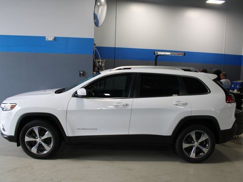 Used 2020 Jeep Cherokee Limited image 17
