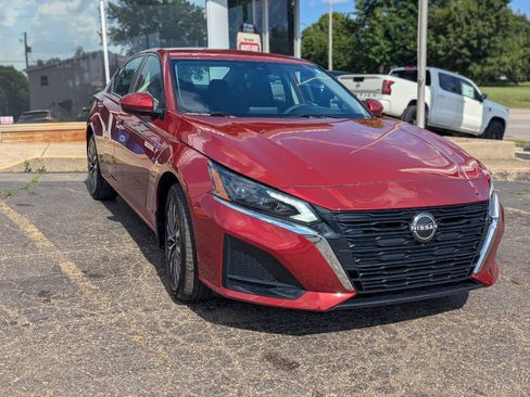 Used 2023 Nissan Altima 2.5 SV AWD/4WD image 1