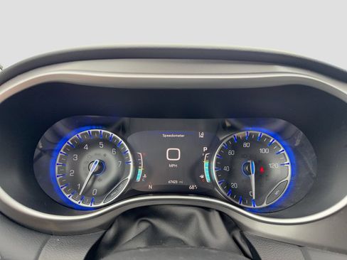 Used 2024 Chrysler Pacifica Touring-L FWD image 16