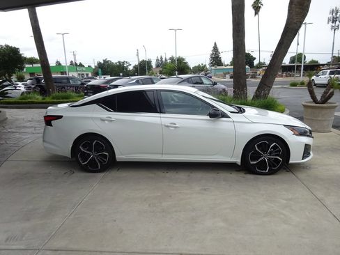 Used 2023 Nissan Altima 2.5 SR FWD image 9