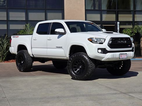 Used 2016 Toyota Tacoma TRD Sport w/ Premium & Technology Package image 3