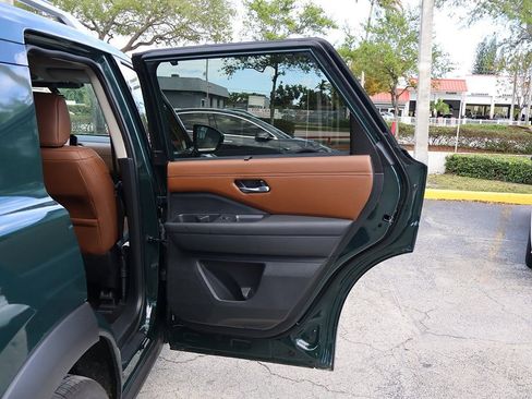 Used 2024 Nissan Pathfinder Platinum image 28