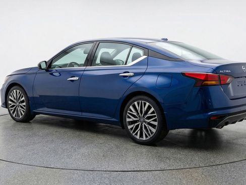 Used 2025 Nissan Altima 2.5 SV FWD image 6