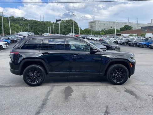 Used 2026 Jeep Grand Cherokee Altitude AWD/4WD image 7