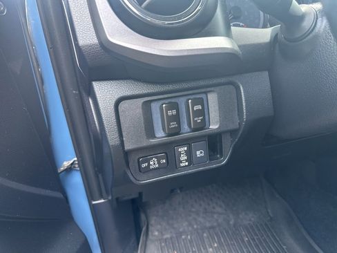 Used 2019 Toyota Tacoma TRD Off-Road w/ Technology Package AWD/4WD image 7