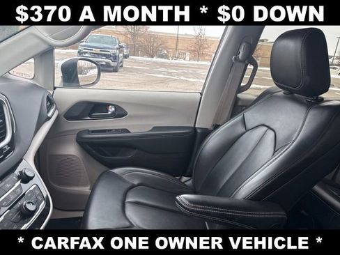 Used 2023 Chrysler Pacifica Touring-L image 16