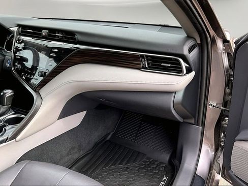 Used 2020 Toyota Camry XLE image 23