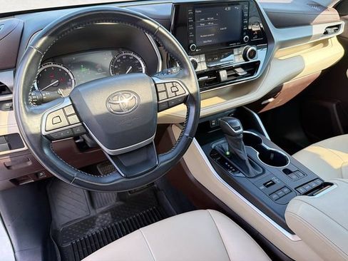 Used 2022 Toyota Highlander XLE AWD/4WD image 9