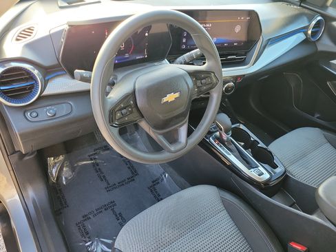 Used 2025 Chevrolet Trax LT FWD image 19