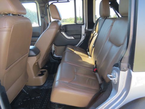 Used 2015 Jeep Wrangler Unlimited Rubicon w/ Connectivity Group image 14