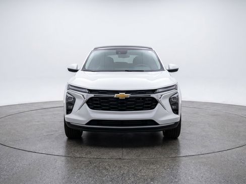 Used 2025 Chevrolet Trax LT FWD image 2