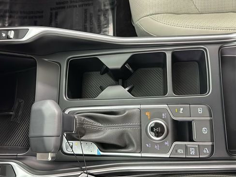 Used 2025 Kia Sorento S image 29