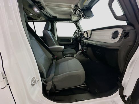 Used 2025 Jeep Wrangler Sahara image 31