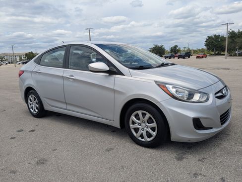 Used 2013 Hyundai Accent GLS FWD image 2